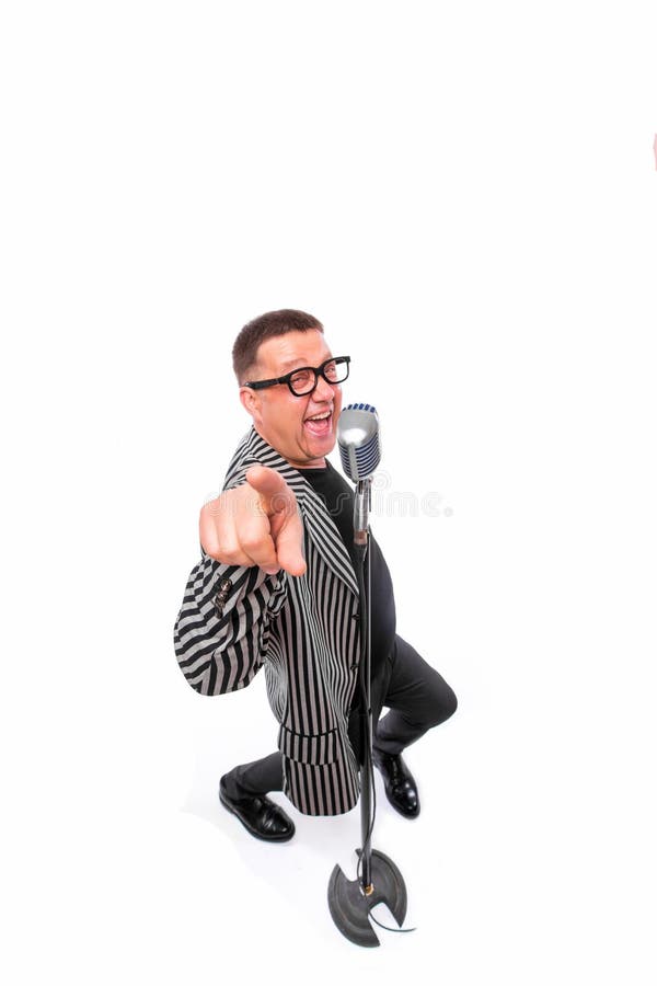 Showman śpiew w mikrofonie z emocjonalnym gestem fotografia stock
