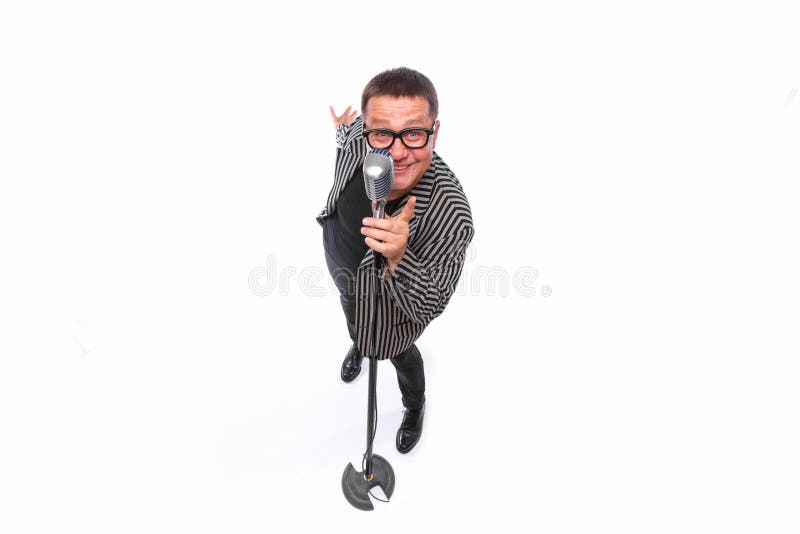 Showman śpiew w mikrofonie z emocjonalnym gestem fotografia stock