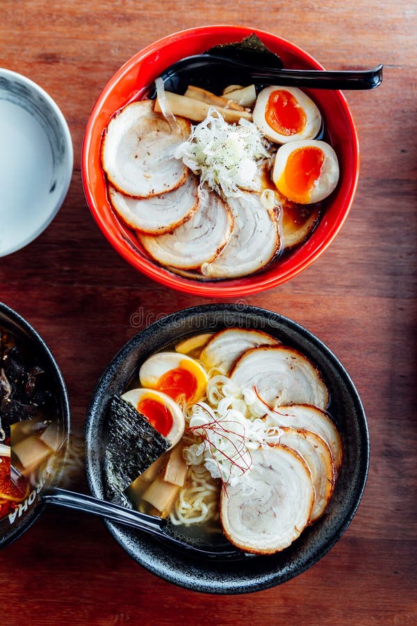 Shoyu Und Miso Chashu-Ramen: Japanische Ramen in Der Suppe Mit Chashu ...