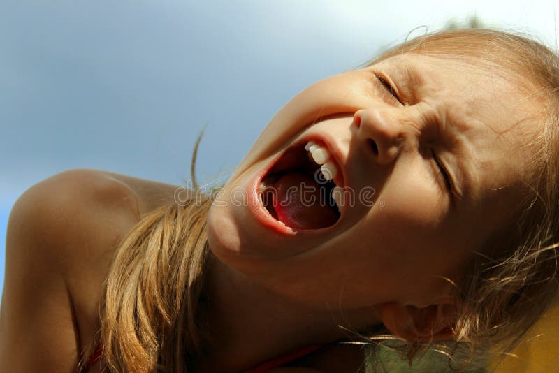 Shrieking e lei di una ragazza occhi sono chiusi fotografia stock Shrieking e lei di una ragazza occhi sono chiusi fotografia stock