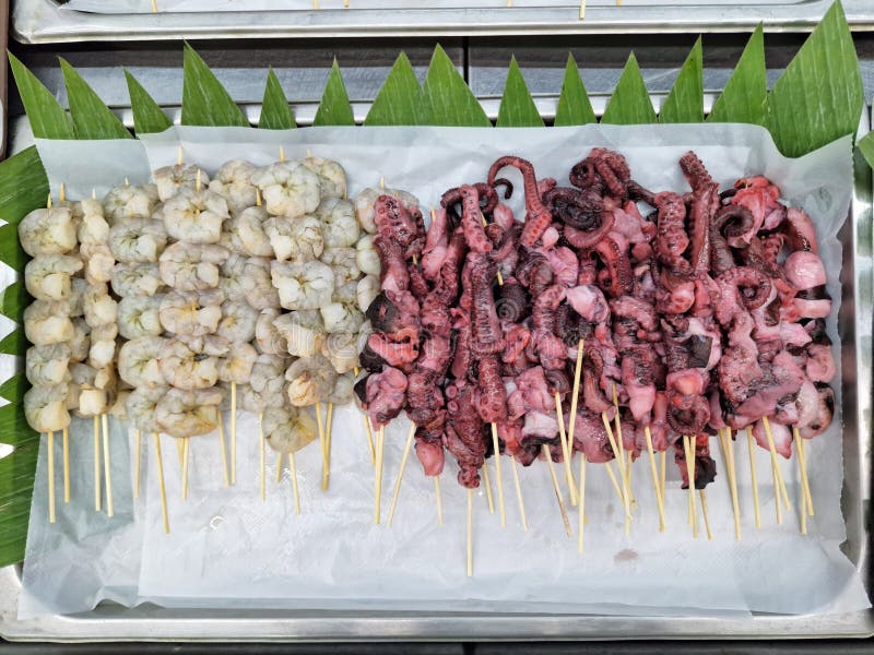 Creveți și caracatițe satay în vânzare pe piața locală asiatică stock image