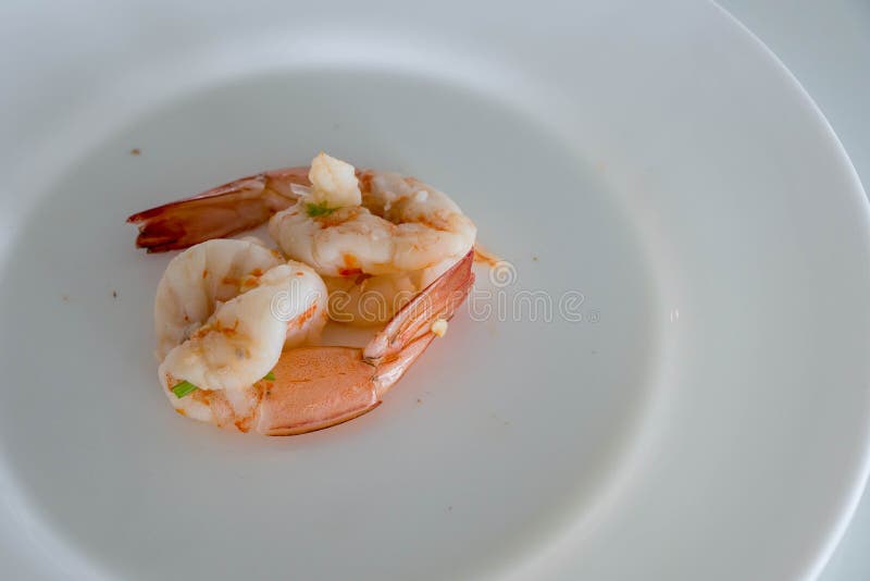 Shrims på den vita maträtten, havsmat på den vita maträtten royaltyfria foton Shrims på den vita maträtten, havsmat på den vita maträtten royaltyfria foton