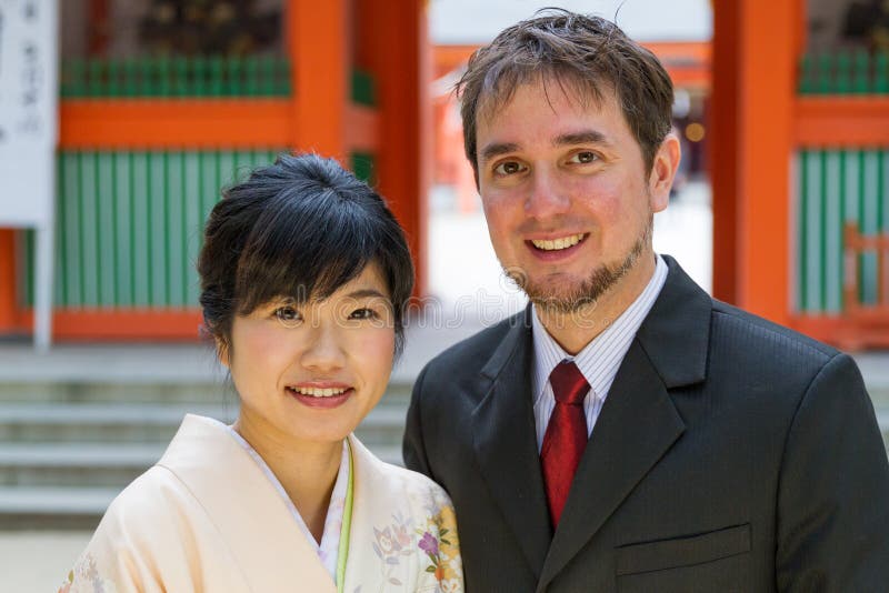 https://thumbs.dreamstime.com/b/shrine-couple-international-white-japanese-pose-suit-kimono-front-ceremony-medium-closeup-91111432.jpg