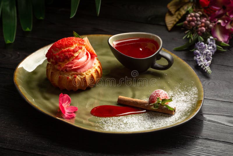 Shu de fraise avec le sau doux e sur un fond en bois photo stock Shu de fraise avec le sau doux e sur un fond en bois photo stock