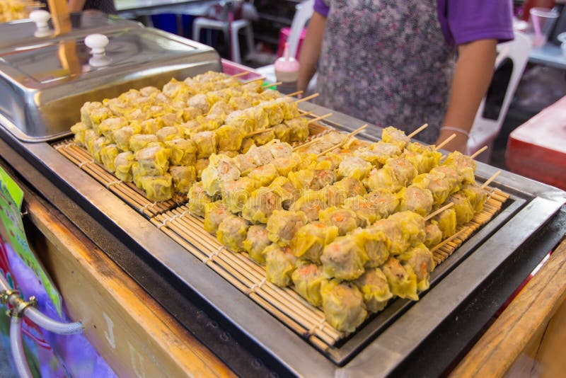 Shumai en la comida de la calle, bola de masa hervida china fotografía de archivo Shumai en la comida de la calle, bola de masa hervida china fotografía de archivo
