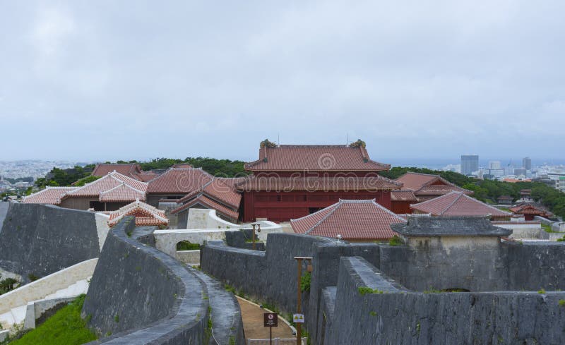Shuri Castle Rampart che sovrasta la skyline di Okinawa a Naha, Okinawa, Giappone immagini stock libere da diritti