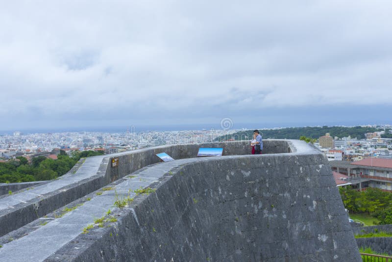 Shuri Castle Rampart che sovrasta la skyline di Okinawa a Naha, Okinawa, Giappone immagine stock libera da diritti