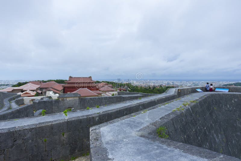Shuri Castle Rampart che sovrasta la skyline di Okinawa a Naha, Okinawa, Giappone fotografia stock libera da diritti