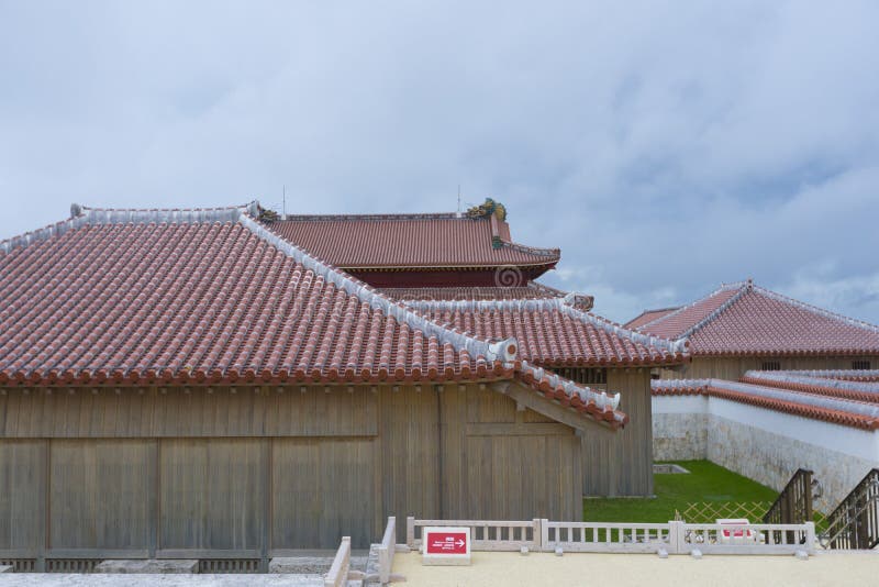 Shuri Castle Rampart che sovrasta la skyline di Okinawa a Naha, Okinawa, Giappone fotografia stock libera da diritti