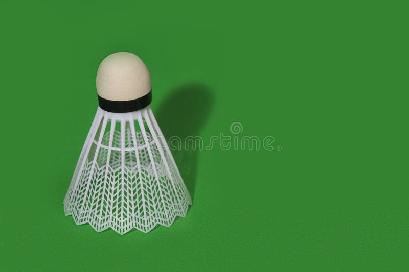 Shuttlecock бадминтона изолированное на зеленой предпосылке стоковое изображение rf Shuttlecock бадминтона изолированное на зеленой предпосылке стоковое изображение rf