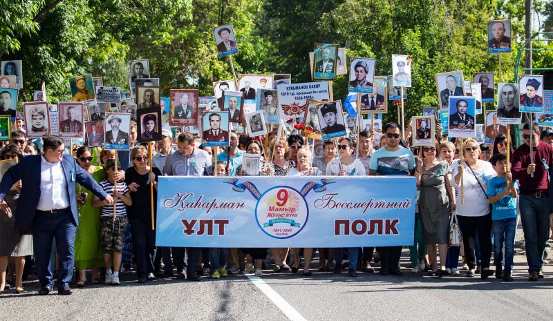 Shymkent, KAZAKHSTAN - 9 mai 2017 : Régiment immortel Festivals folkloriques des personnes Le festin de la victoire du rouge image stock