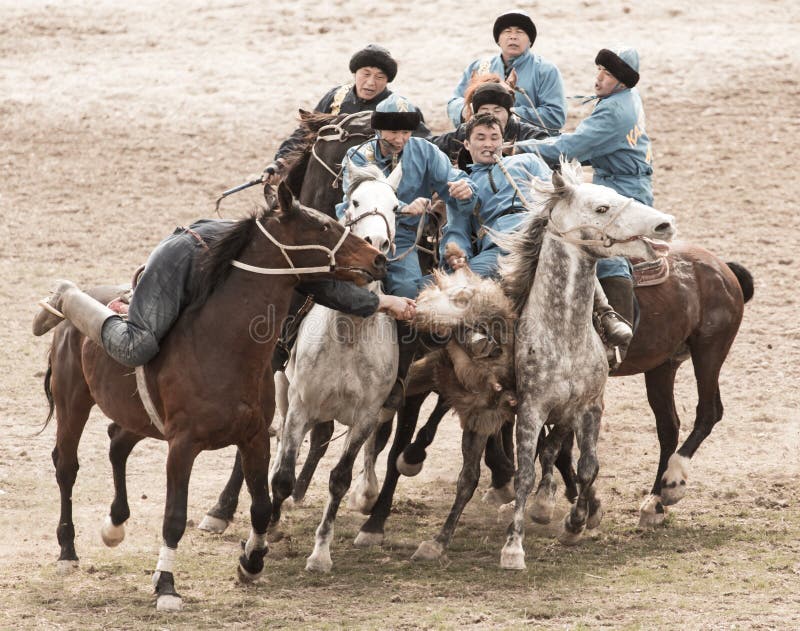 Shymkent, KAZAKHSTAN - 22 mars 2017 : Célébration des vacances kazakhs NARIYZ Concours sur des chevaux images libres de droits