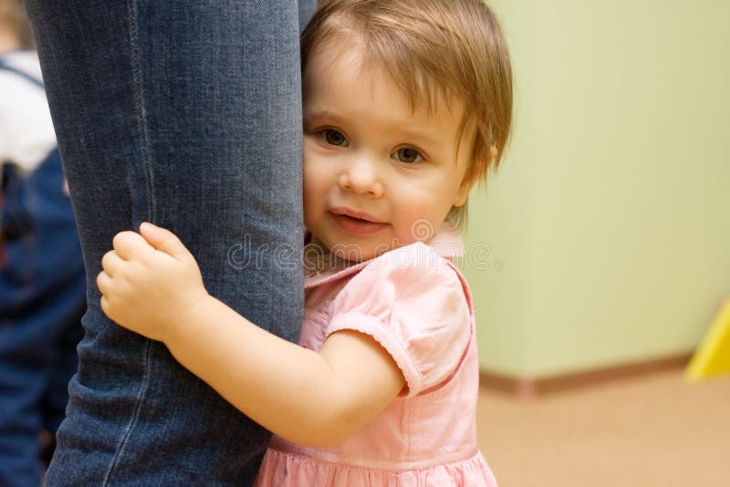 Timido carino bambino con la madre, tenendo sulle ginocchia.