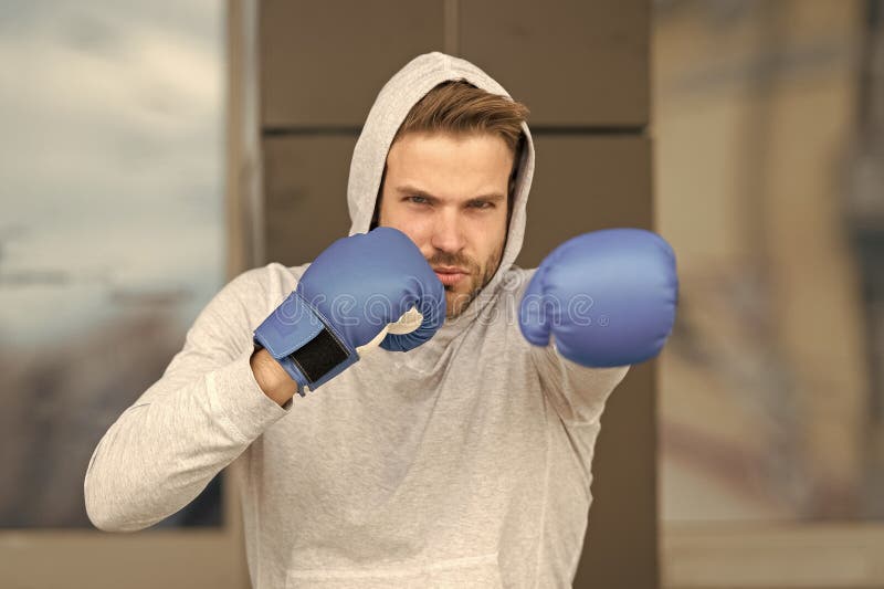 Si?a i motywacja Sportowiec skoncentrowane sta?owe bokserskie r?kawiczki Atleta koncentruj?ca twarz z sport r?kawiczkami fotografia stock Si?a i motywacja Sportowiec skoncentrowane sta?owe bokserskie r?kawiczki Atleta koncentruj?ca twarz z sport r?kawiczkami fotografia stock