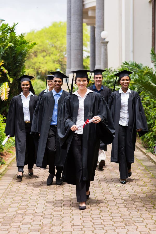 Si laurea la cerimonia di camminata immagini stock Si laurea la cerimonia di camminata immagini stock