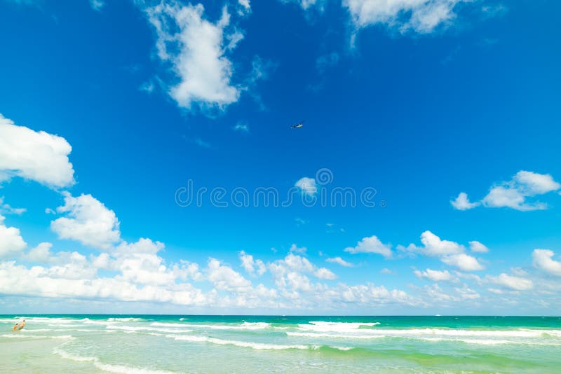 Si rannuvola la bella riva di Miami Beach fotografia stock Si rannuvola la bella riva di Miami Beach fotografia stock