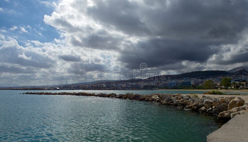 Si rannuvola la città di Rethymno fotografia stock libera da diritti