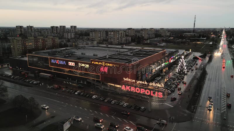 Siauliai λιθουανία 19η νοεμβρίου 2024 : εναέρια στατικά δημοφιλή λιθουανικό εμπορικό κέντρο akropolis με φωτισμένο χριστουγεννιάτι απόθεμα βίντεο