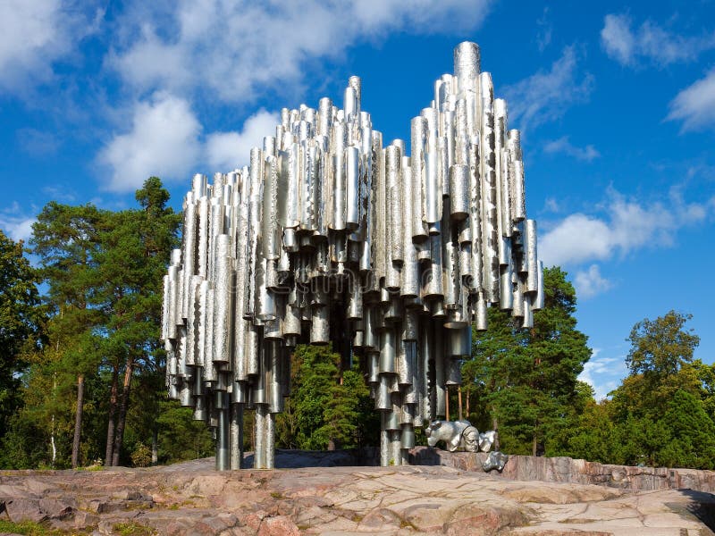 Verano de Monumento sobre el famoso finlandés compositor.