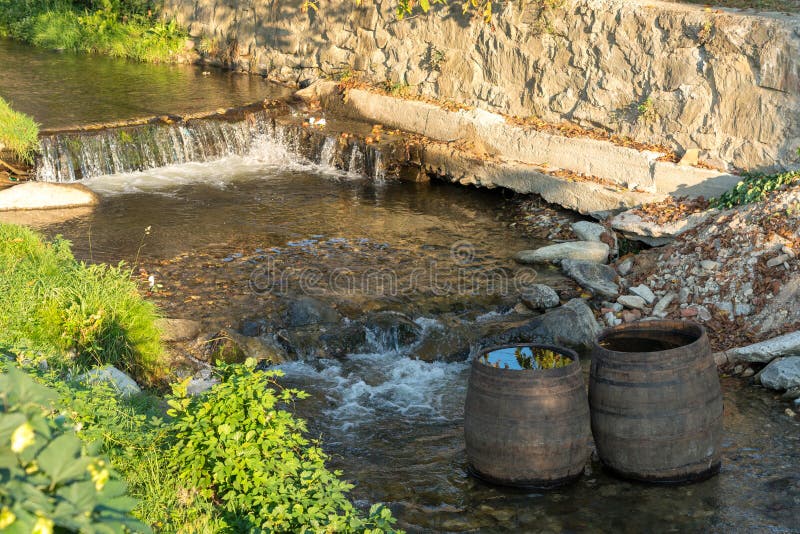 SIBIEL, TRANSYLVANIA/ROMANIA - 17 SETTEMBRE: Barilotti di legno dentro immagini stock libere da diritti SIBIEL, TRANSYLVANIA/ROMANIA - 17 SETTEMBRE: Barilotti di legno dentro immagini stock libere da diritti