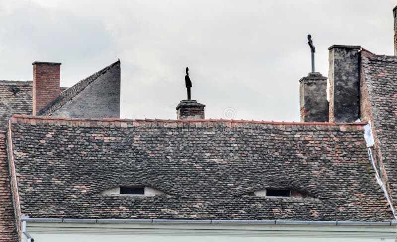 Sibiu, Roemenië: detail van huizen van de stad de stad in dichtbij worden gesitueerd die Dak met oogvensters royalty-vrije stock afbeeldingen Sibiu, Roemenië: detail van huizen van de stad de stad in dichtbij worden gesitueerd die Dak met oogvensters royalty-vrije stock afbeeldingen