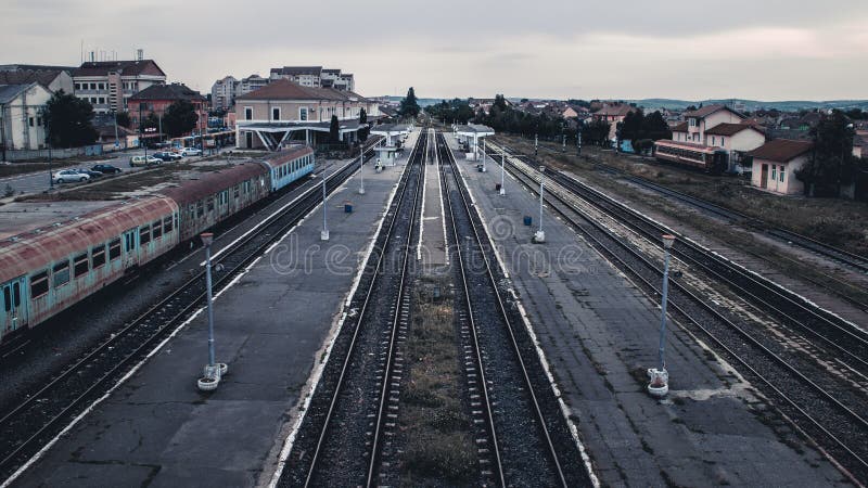 SIBIU, ROMÊNIA - 18 DE JUNHO DE 2016: Estação de caminhos-de-ferro de Sibiu no crepúsculo imagem de stock SIBIU, ROMÊNIA - 18 DE JUNHO DE 2016: Estação de caminhos-de-ferro de Sibiu no crepúsculo imagem de stock