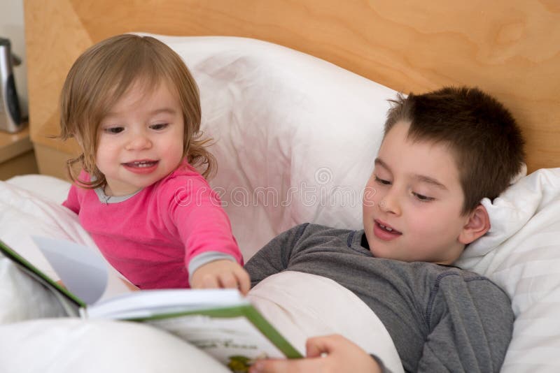 My sister to read books. Чтение перед сном. Чтение книги перед сном картинка. Ребенок указывает сестре.
