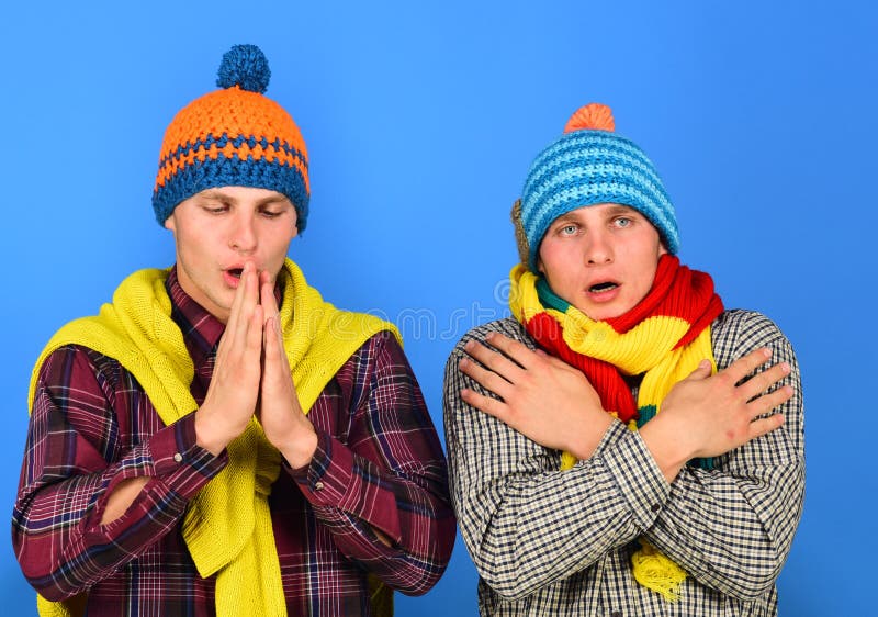 Siblings zijn koud genietend van de herfst De herfstseizoen en weerconcept stock afbeeldingen Siblings zijn koud genietend van de herfst De herfstseizoen en weerconcept stock afbeeldingen