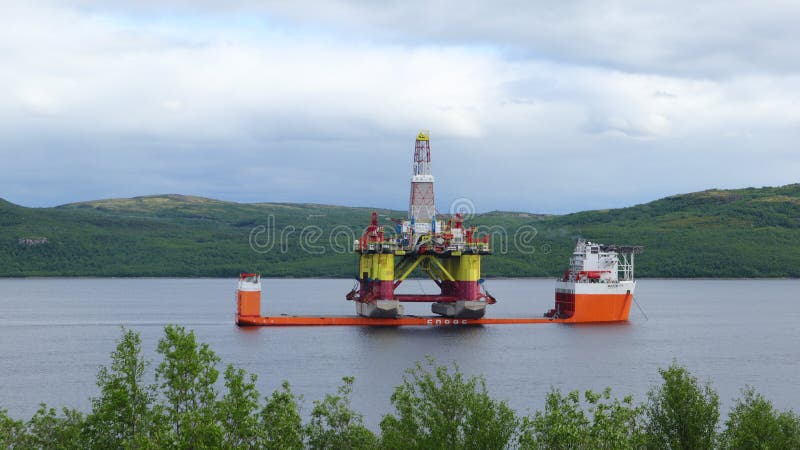 Sich hin- und herbewegende Bohrinsel in Kola Bay stockbild Sich hin- und herbewegende Bohrinsel in Kola Bay stockbild