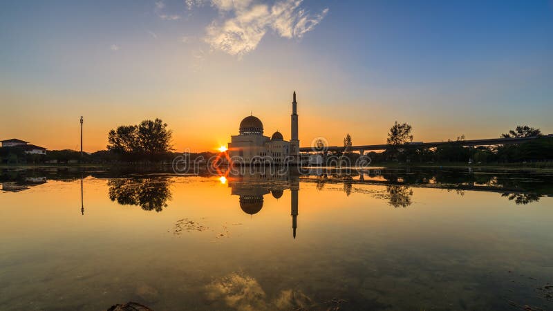 Sich hin- und herbewegende Moschee, Masjid als Salam, Puchong stockbilder Sich hin- und herbewegende Moschee, Masjid als Salam, Puchong stockbilder