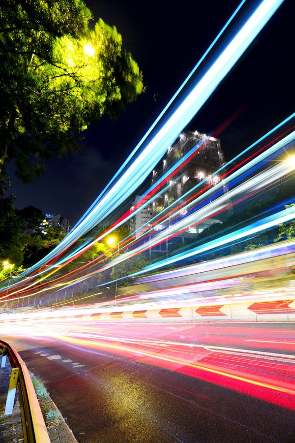 Sich schnell bewegendes Autolicht auf Straße lizenzfreie stockfotos Sich schnell bewegendes Autolicht auf Straße lizenzfreie stockfotos