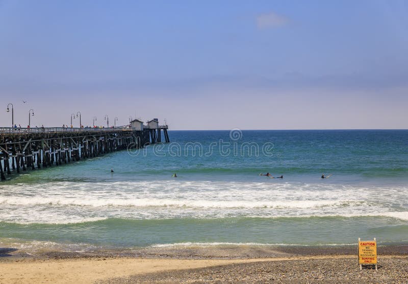 Sicherheit kein Warnzeichen am Strand in San Clemente, Touristenziel in Kalifornien USA, Anlegesteg im Hintergrund stockfoto Sicherheit kein Warnzeichen am Strand in San Clemente, Touristenziel in Kalifornien USA, Anlegesteg im Hintergrund stockfoto