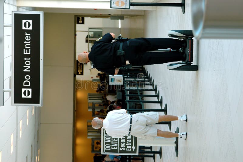 Sicherheitsbeamter am Flughafen stockfotos Sicherheitsbeamter am Flughafen stockfotos
