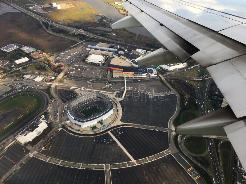 Jungen-Fliegen-Flugzeug-Statue Redaktionelles Stockfotografie - Bild