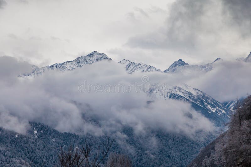 Sichuan occidental, Chine, paysage de Baron Hill avec la neige images stock Sichuan occidental, Chine, paysage de Baron Hill avec la neige images stock