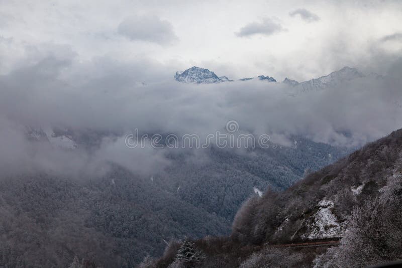Sichuan occidental, Chine, paysage de Baron Hill avec la neige photo stock Sichuan occidental, Chine, paysage de Baron Hill avec la neige photo stock