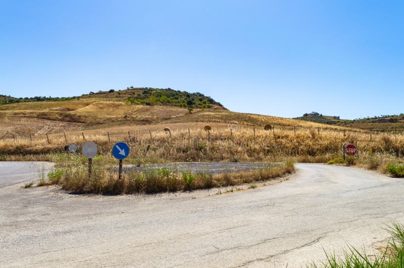 Siciliaanse Landweg, Mazzarino, Caltanissetta, Sicilië, Italië, Europa stock foto's Siciliaanse Landweg, Mazzarino, Caltanissetta, Sicilië, Italië, Europa stock foto's