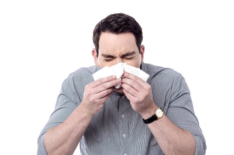 Malato si soffia il naso in un fazzoletto, starnuti.