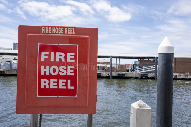 Sicurezza mediante l’acqua: bobina di sicurezza sul lato perth Waterfront. fotografia stock libera da diritti