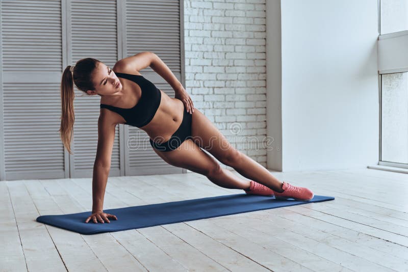 Sicuro nel suo regime di forma fisica Bella giovane donna nello sport immagine stock libera da diritti Sicuro nel suo regime di forma fisica Bella giovane donna nello sport immagine stock libera da diritti