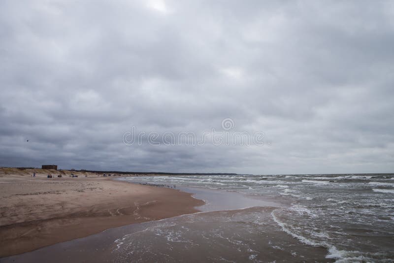 Sida vid Östersjöns vågor på en grumlig och stormig vinterdag nära stranden royaltyfri bild Sida vid Östersjöns vågor på en grumlig och stormig vinterdag nära stranden royaltyfri bild