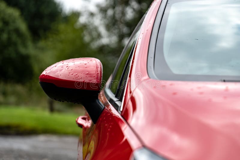 Strana zrcadlo z auto malé hloubka z kapky po déšť.