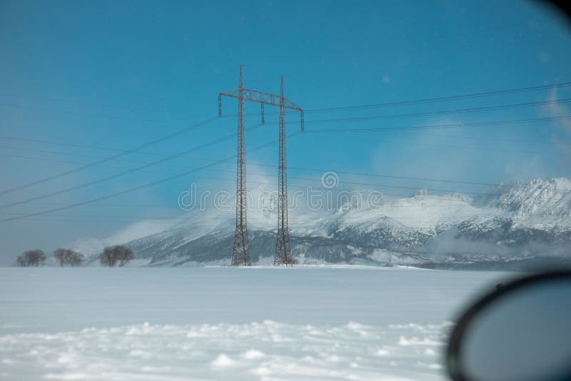 Bočný pohľad z auta na slovenské Tatry