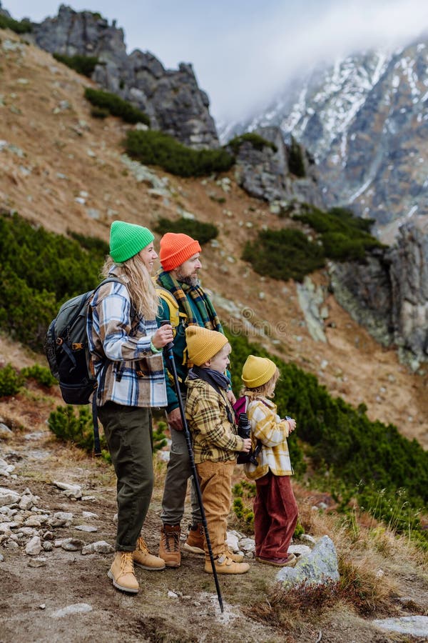 Bočný pohľad na rodinu s malými deťmi na jesenné hory. Koncept zdravého životného štýlu.