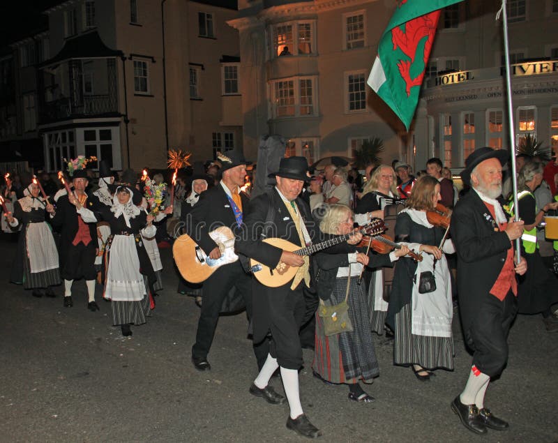 SIDMOUTH, DEVON, ΑΓΓΛΙΑ - 10 ΑΥΓΟΎΣΤΟΥ 2012: Μια ομάδα ουαλλέζικων εκτελεστών συμμετέχει στην πομπή νυχτερινού κλεισίματος του λα στοκ φωτογραφία με δικαίωμα ελεύθερης χρήσης SIDMOUTH, DEVON, ΑΓΓΛΙΑ - 10 ΑΥΓΟΎΣΤΟΥ 2012: Μια ομάδα ουαλλέζικων εκτελεστών συμμετέχει στην πομπή νυχτερινού κλεισίματος του λα στοκ φωτογραφία με δικαίωμα ελεύθερης χρήσης