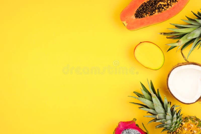 Sidogräns för tropisk frukt på en ljus gul bakgrund fotografering för bildbyråer