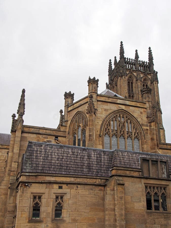 Sidosikt av den leeds domkyrkan med tornet och arkitektoniska detaljer från gatan royaltyfria bilder Sidosikt av den leeds domkyrkan med tornet och arkitektoniska detaljer från gatan royaltyfria bilder