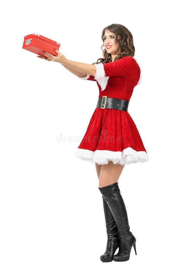 Sidosikt av den unga nätta Santa Claus kvinnan som ger julklappar fotografering för bildbyråer Sidosikt av den unga nätta Santa Claus kvinnan som ger julklappar fotografering för bildbyråer