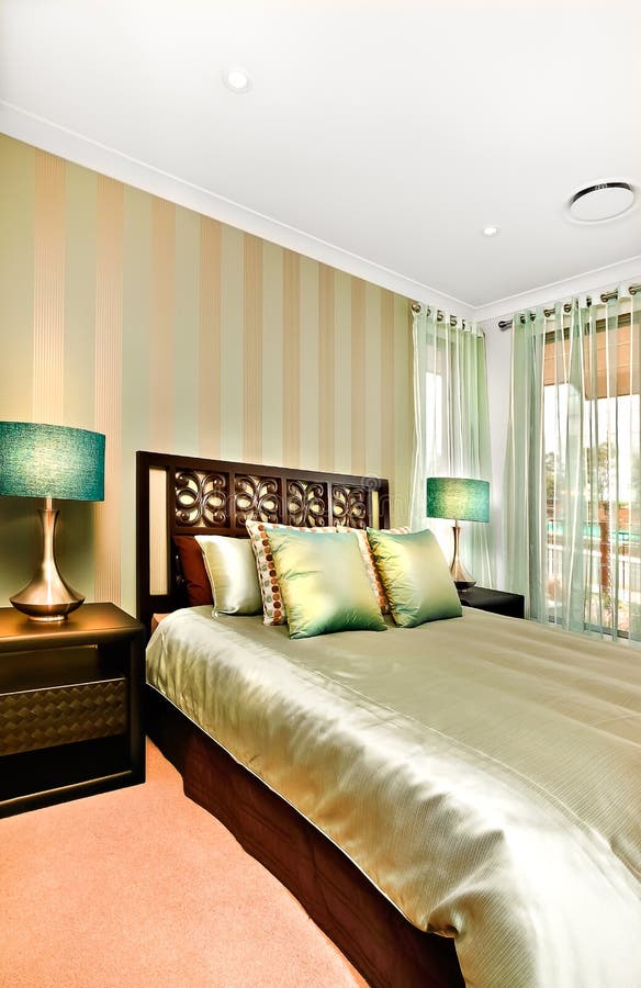 Download Sidosikt Av En Konungformatsäng Som Har Glanskuddar Och En Sh Säng Fotografering för Bildbyråer - Bild av hotell, golv: 76702433