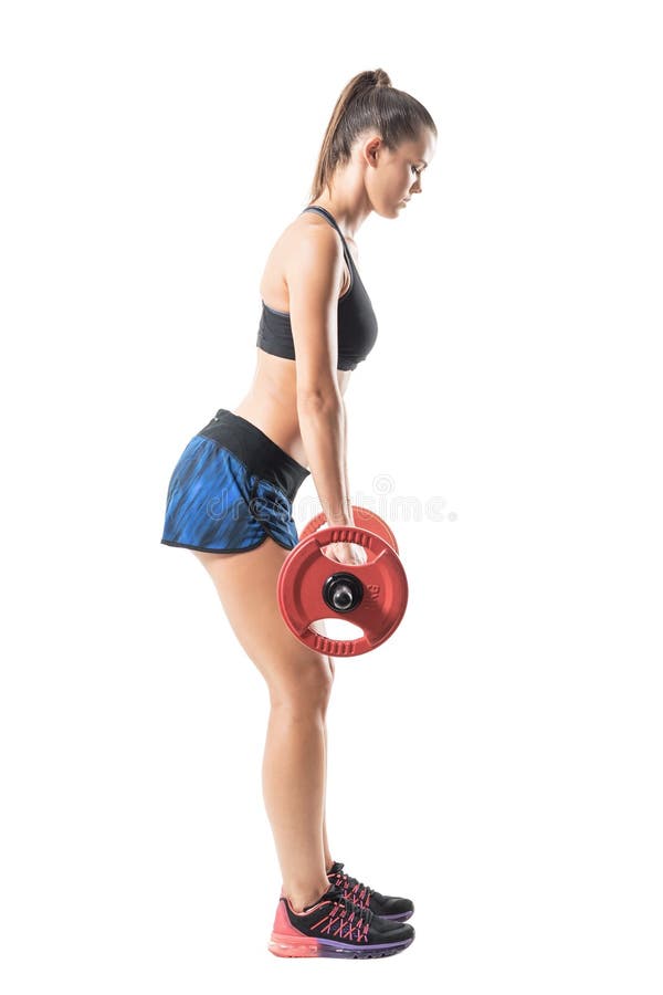 Sidosikt av passformkvinnaidrottsman nen som gör deadliftövning med skivstången i mitt- position royaltyfri bild Sidosikt av passformkvinnaidrottsman nen som gör deadliftövning med skivstången i mitt- position royaltyfri bild